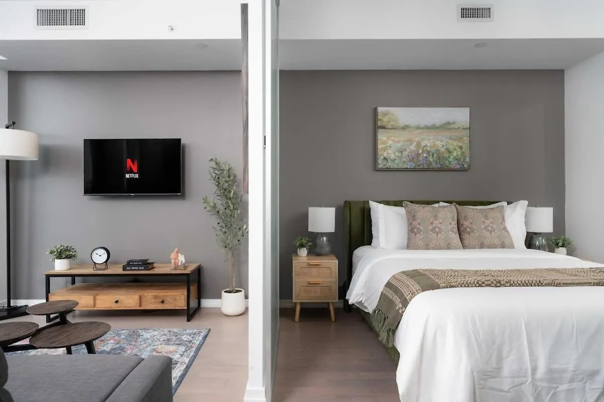 Sunset Views In Chic Condo By Cn Tower Toronto