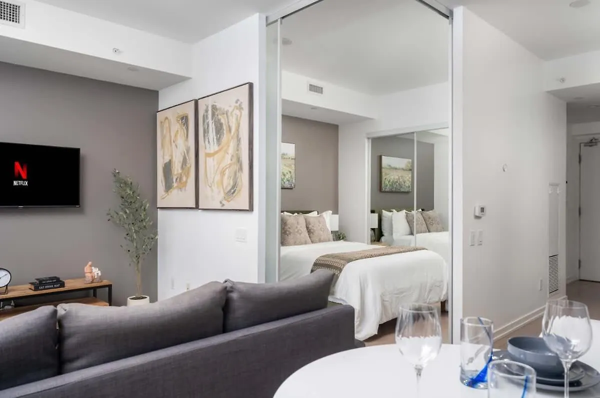 Sunset Views In Chic Condo By Cn Tower Toronto Apartment